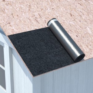 Schwarze, selbstklebende Bitumen-Gartenhausbahn (2,5 m²) auf einem Gartenhausdach.