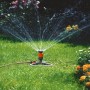 Gardena Comfort Kreisregner Vario auf Schlitten beim Bewässern eines Gartens.