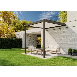 Wandmontierte, anthrazit-weiße Huun Pergola Mezzo 300x300 cm mit Sitzgruppe im Garten.