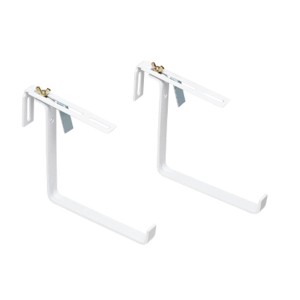 Zwei weiße Poétic Landhaus Blumenkastenhalter aus Metall.