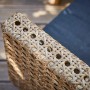 Detailaufnahme: Naturfarbenes Polyrattan-Geflecht und anthrazitfarbenes Kissen des Lounge-Sessels Junee.