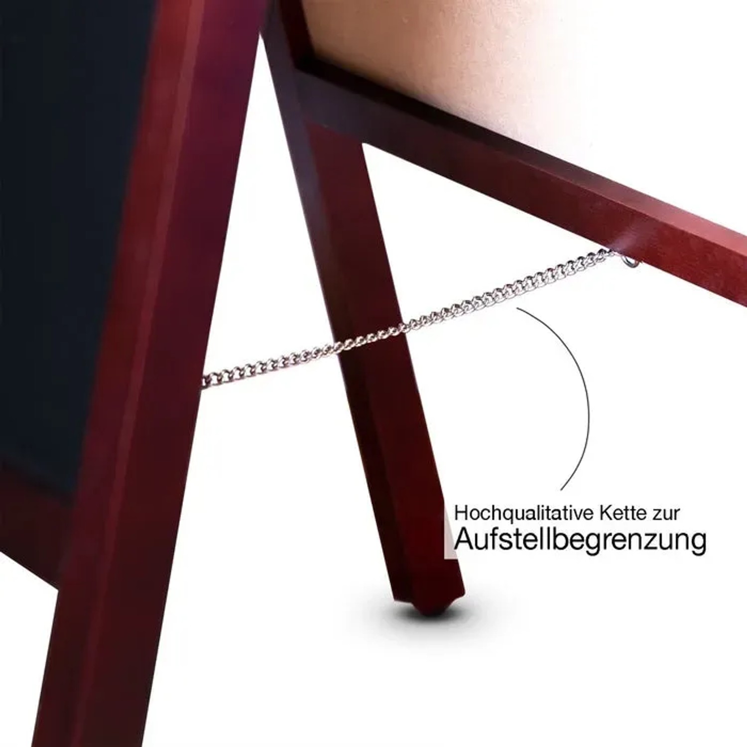 Detailaufnahme Kundenstopper Kreidetafel mit braunem Holzrahmen und Kette zur Standbegrenzung.