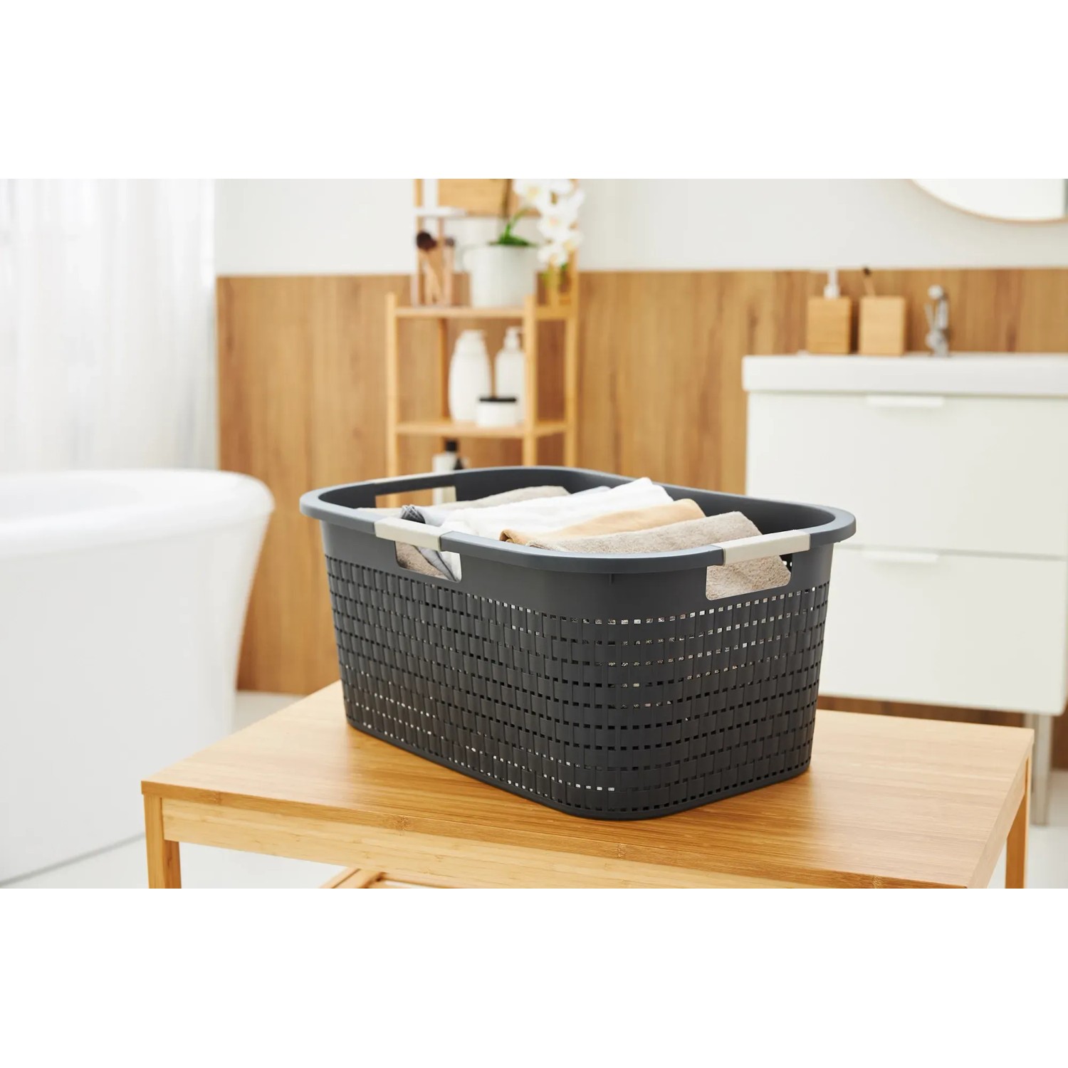 Anthrazitfarbener Rotho Wäschekorb Country (40 l) mit Rattanstruktur und Tragegriffen.