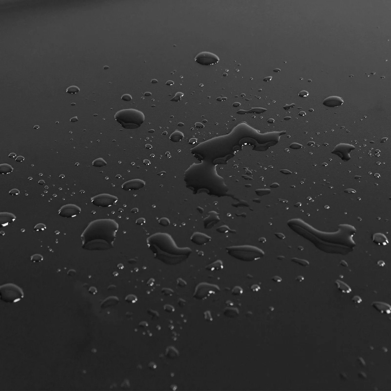 Detailaufnahme: Wasserabweisende Oberfläche des schwarzen Songmics Regals.