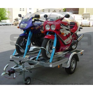 Stema Motorradtransporter Classic MT 850 BS 2 mit zwei Motorrädern gesichert.