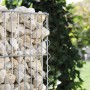 Gabionen-Basisbausatz Limes, 60x227x23 cm, gefüllt mit hellen Steinen als Garteneinfassung.
