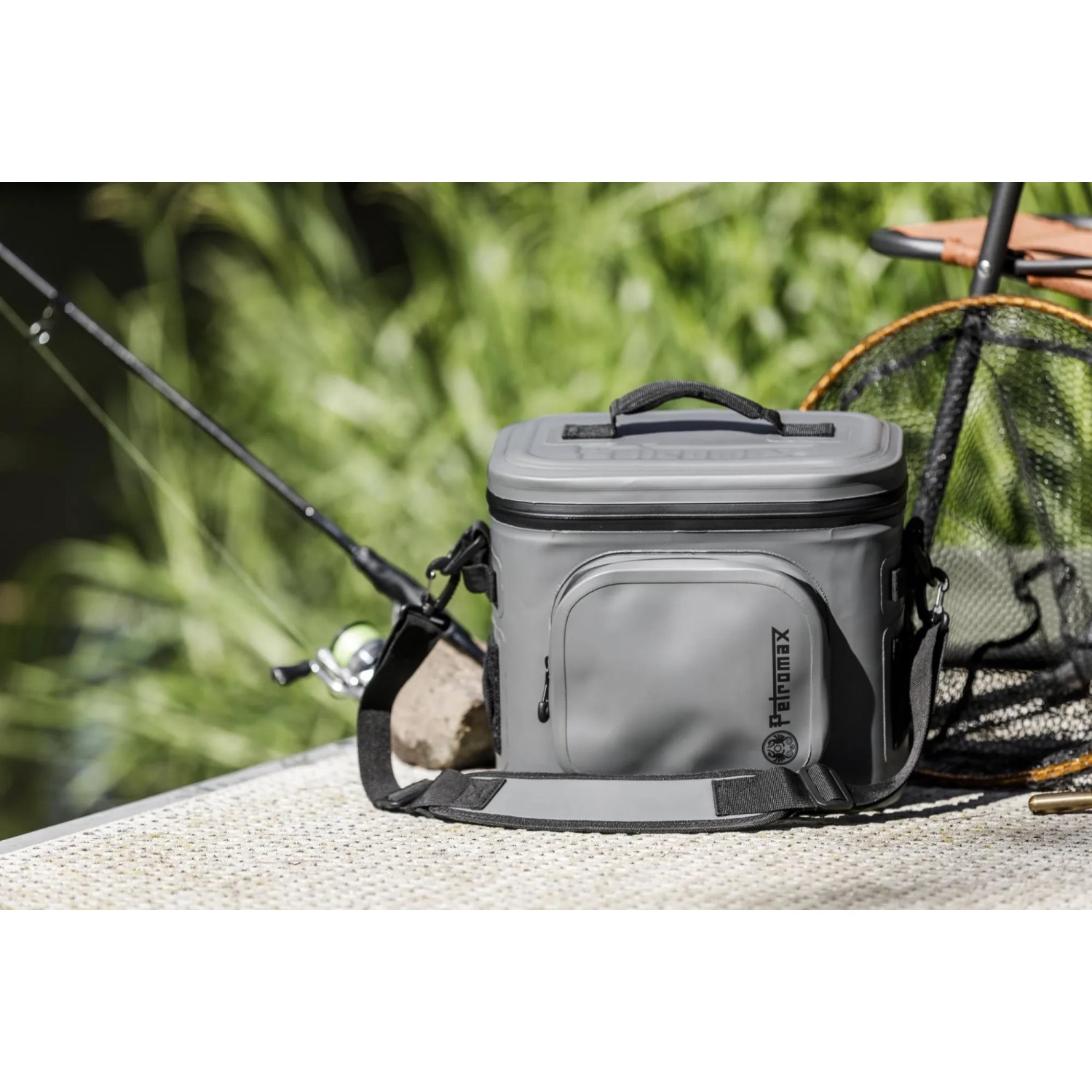 Petromax Kühltasche, dunkelgrau, 22 Liter. Ideal für Camping, Angeln und Outdoor-Abenteuer.