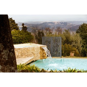 Eleo Sichtschutz Livenza aus Metall in Anthrazit mit Blattmuster am Pool.