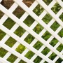 Detailansicht des weißen KHW Pflanzkasten Spaliers. Ideal für Rankpflanzen im Garten oder auf der Terrasse.