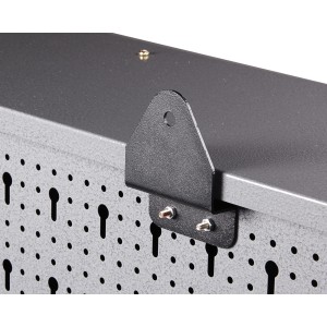 Detailaufnahme der Lochwand-Befestigung am Werkstattschrank des Ondis24 Werkstatt Sets.