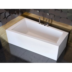 Weiße KOLMAN Eckbadewanne 150x85 cm mit Acrylschürze und Armatur in modernem Bad. Ideal für Entspannung.