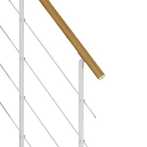 Detailansicht Dolle Mittelholmtreppe Boston mit Eichenholz-Handlauf und weißem Metallgeländer.