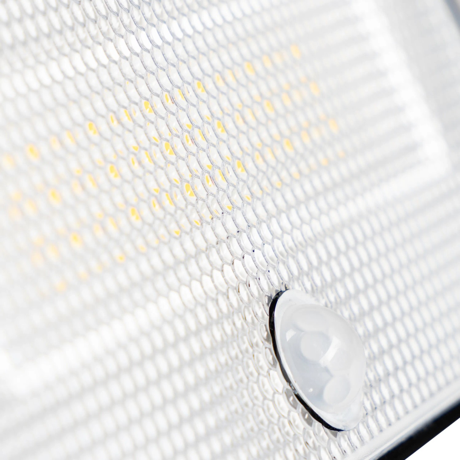 Detailaufnahme der schwarzen LED Solar-Außenleuchte mit Sensor. Wandleuchte mit Bewegungsmelder.
