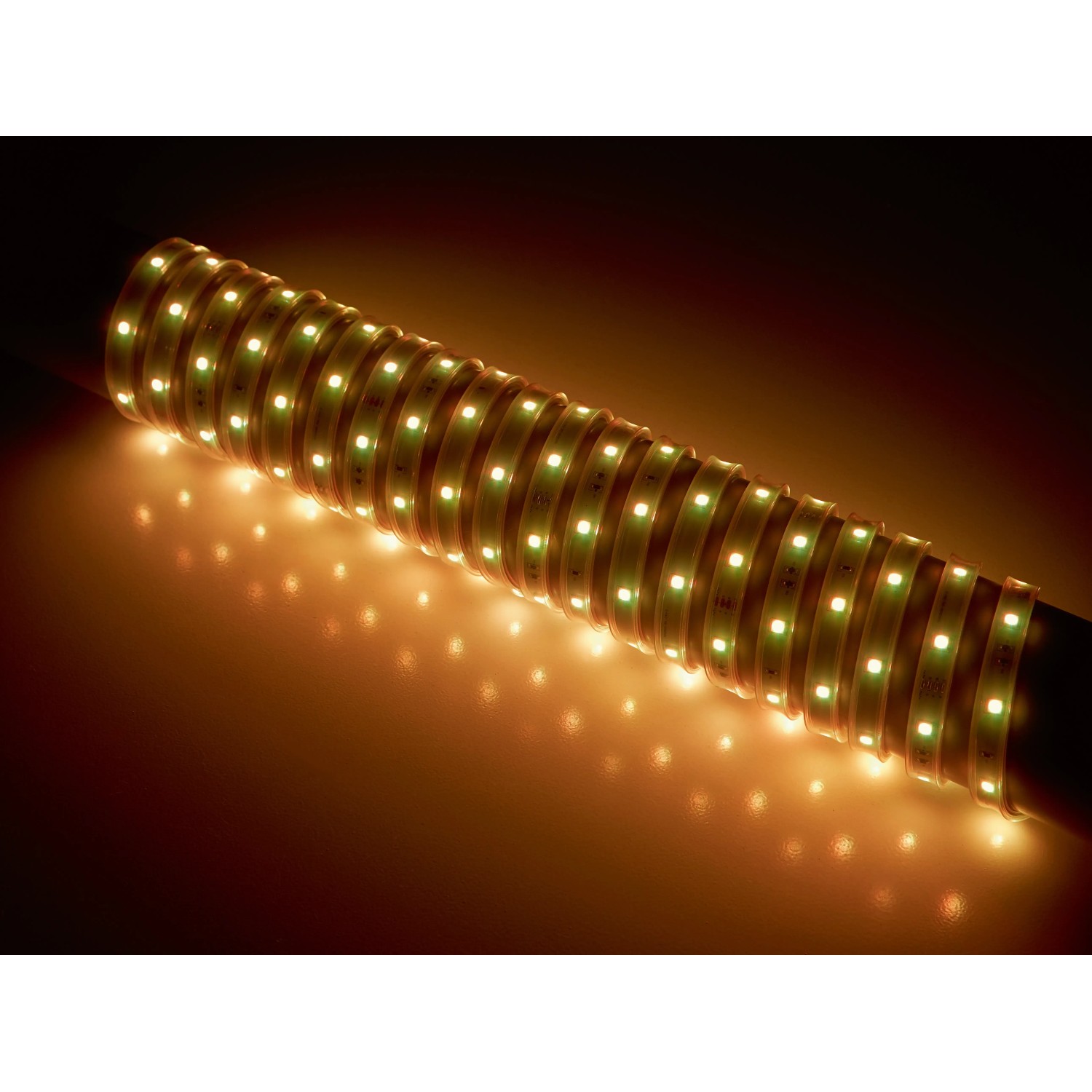 Aufgerollter, leuchtender 5 m LED Stripe Outdoor RGB für stimmungsvolle Außenbeleuchtung.