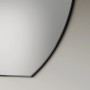 Detailansicht: Runder DSK Design-Wandspiegel Picasso, Ø 100 cm, mit schwarzem Rahmen.