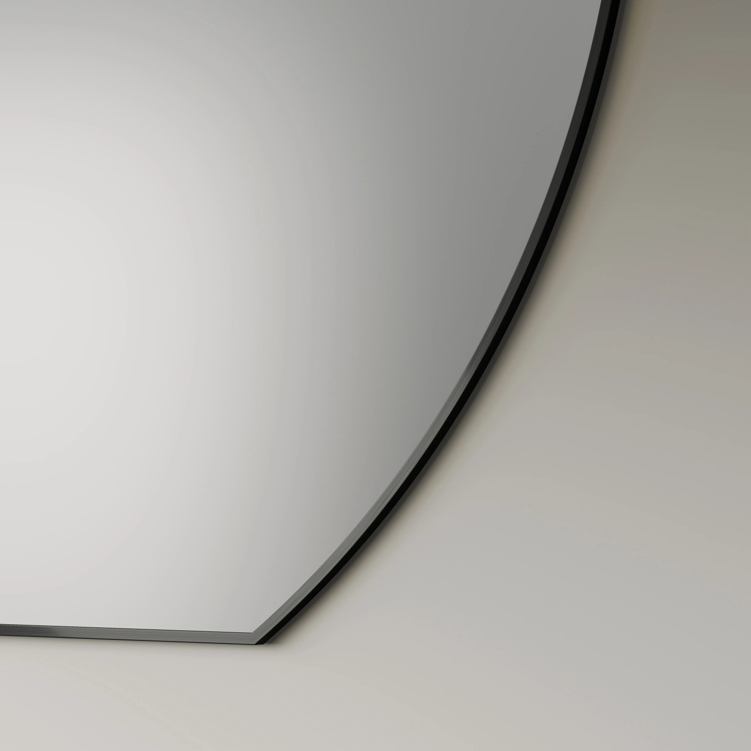 Detailansicht: Runder DSK Design-Wandspiegel Picasso, Ø 100 cm, mit schwarzem Rahmen.