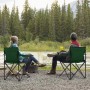Zwei grüne Sunula Campingstühle mit Personen in der Natur. Faltbare Anglerstühle mit Getränkehalter.
