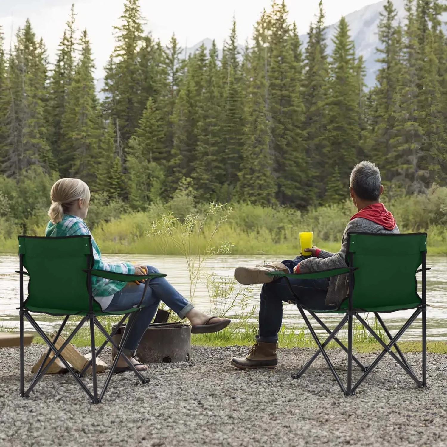 Zwei grüne Sunula Campingstühle mit Personen in der Natur. Faltbare Anglerstühle mit Getränkehalter.