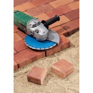 LUX Diamant-Trennscheibe 230 mm am Winkelschleifer beim Pflastersteine schneiden.