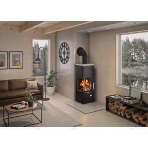 Schwarzer Justus Kaminofen Diego Wärme+ 6 kW (EEK: A) im Wohnraum mit brennendem Feuer.