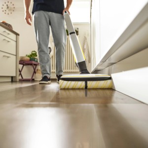 Kärcher Akku-Hartbodenreiniger FC 7 in Weiß-Schwarz im Einsatz auf Holzboden.