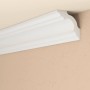 Weißes Decosa Zierprofil XZL07 (2 m) an Decke und Wand.