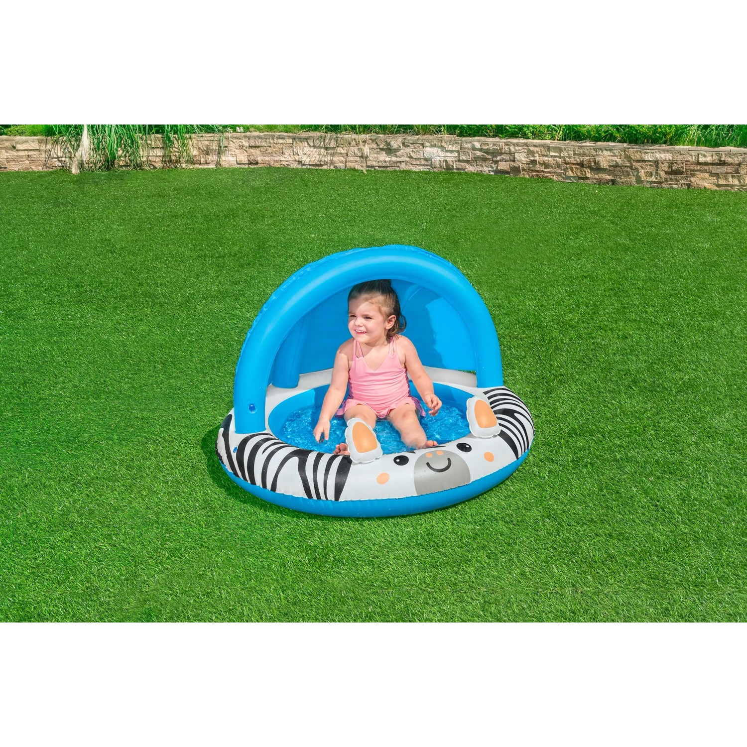 Bestway Planschbecken Safari Sun mit Zebra-Design und Sonnenschutzdach, genutzt von einem Kind.