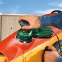 Bosch Exzenterschleifer PEX 220 A, grün, schleift rote Oberfläche eines Objekts. Ideal für feinen Schliff.
