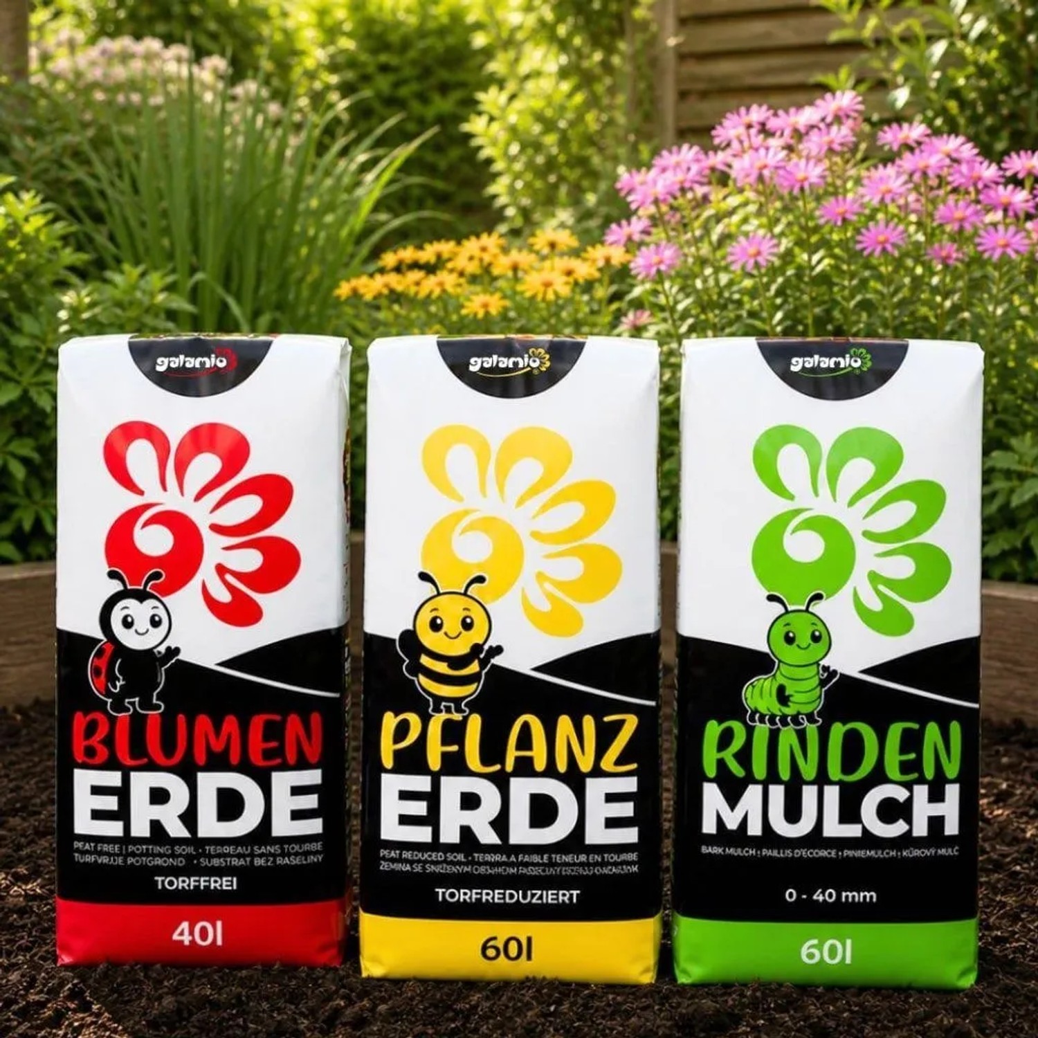 Drei Galamio Säcke: Blumenerde, Pflanzerde, Rindenmulch im Garten. Für Gärtnerkompost und gesunde Pflanzen.