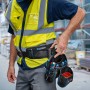 Bosch Professional Werkzeugtasche GWT 2 am Gürtel mit Werkzeugen, getragen von einer Person.
