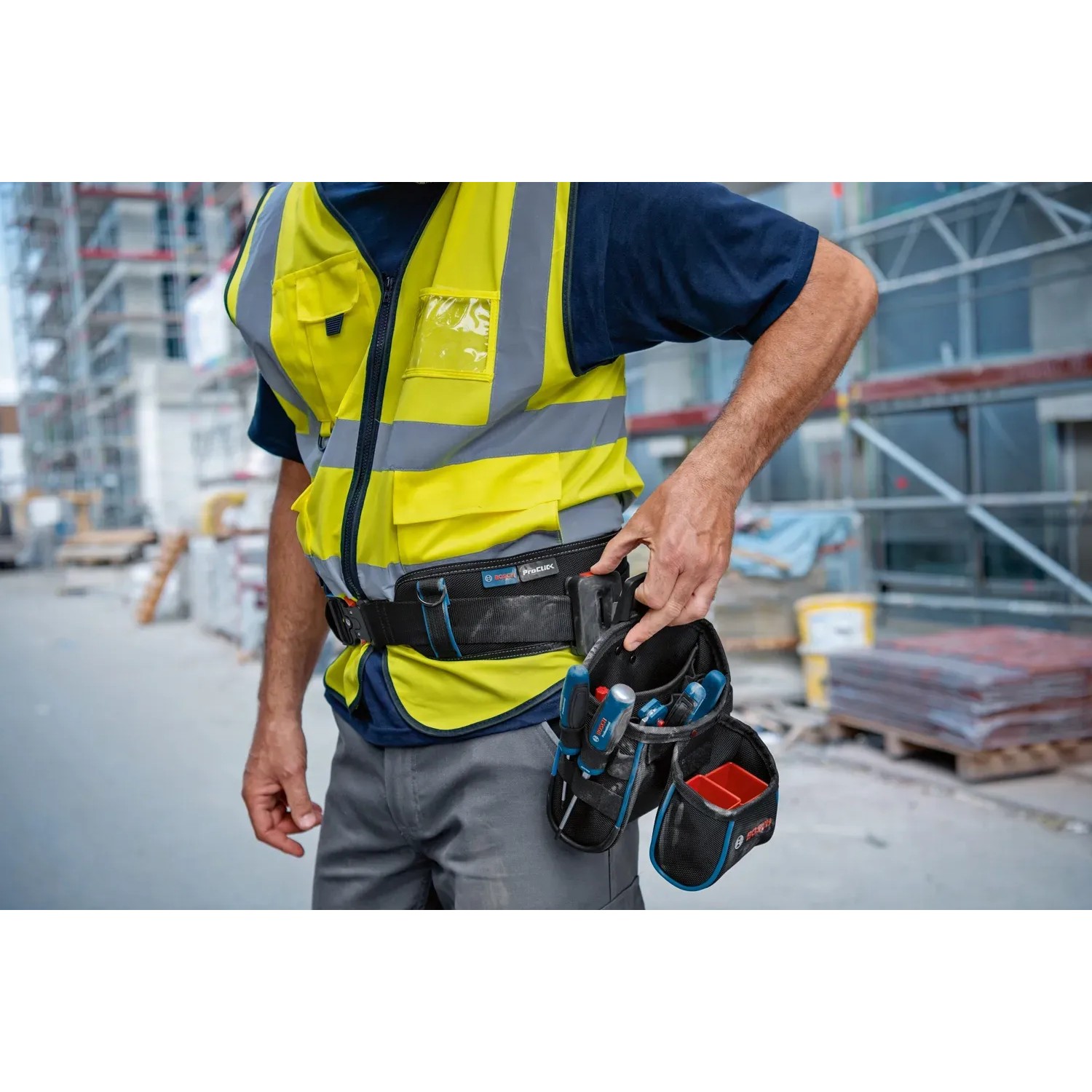 Bosch Professional Werkzeugtasche GWT 2 am Gürtel mit Werkzeugen, getragen von einer Person.