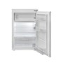 Offener, weißer Kühlschrank mit Regalen und Türfächern als Teil einer Einbauküche.