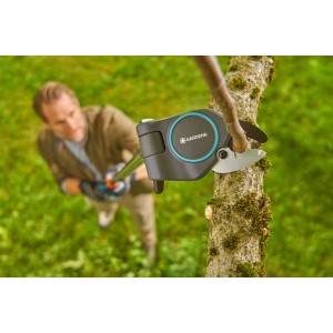 Gardena StarCut Pro S Baumschneider in Aktion: Ast wird geschnitten. Hand-Heckenschere mit Bypass-Schneidprinzip.