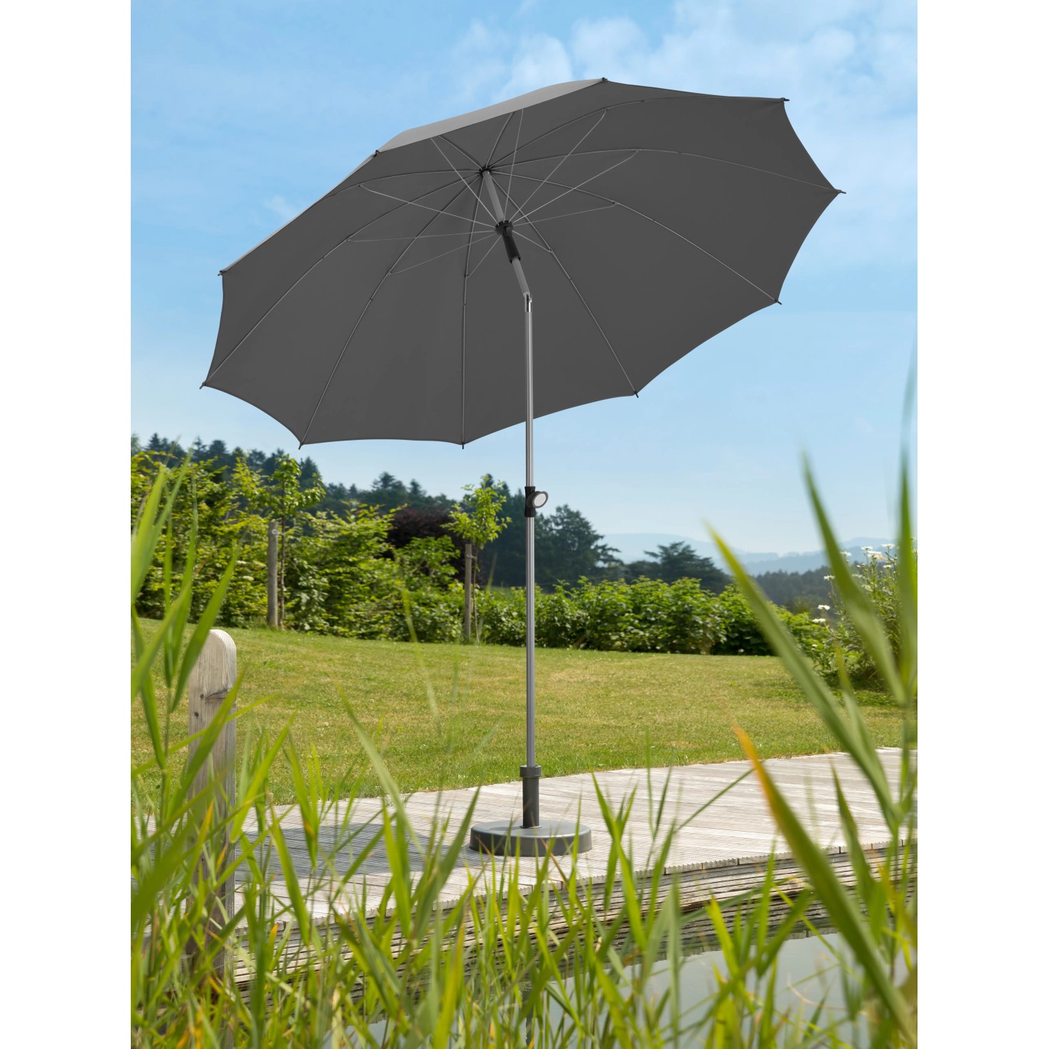 Anthrazitfarbener Schneider Marktschirm (Ø 220 cm) mit Knickfunktion im Garten.