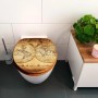 Banjado WC-Sitz Bambus mit Weltmeere-Motiv auf einer Toilette im Badezimmer.