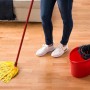 Vileda SuperMocio Soft Wischmopp mit Stiel und Eimer in Nutzung auf Holzboden.