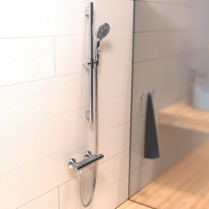 Aqua2Save Brausestangenset mit Thermostatarmatur in Chromoptik.