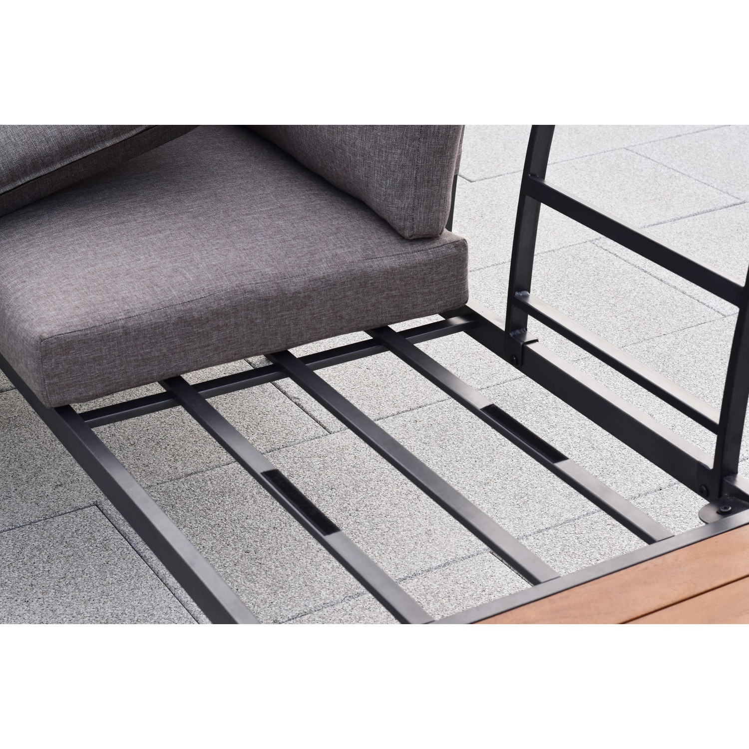 Detailaufnahme: Merxx Korfu Eckbank mit Stahlgestell, braunen Kissen und Holzoptik-Ablage. Lounge-Gartenmöbel.