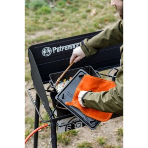 Petromax Aramid Topflappen Paar in Orange-Schwarz beim Kochen am Grill.
