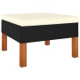 Schwarzer vidaXL Garten-Fußhocker aus Rattan mit creme-weißem Kissen und Holzfüßen.