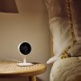 Yale Smart-Camera Innen, WLAN Überwachungskamera in Weiß auf Nachttisch