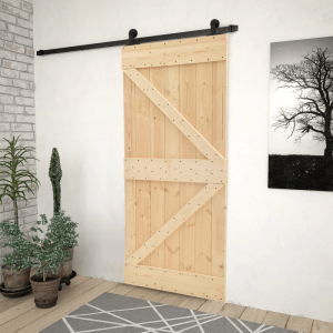 Schiebetür aus hellem Kiefernholz mit schwarzer Laufschiene in modernem Interieur. Platzsparende Barn-Door-Optik.