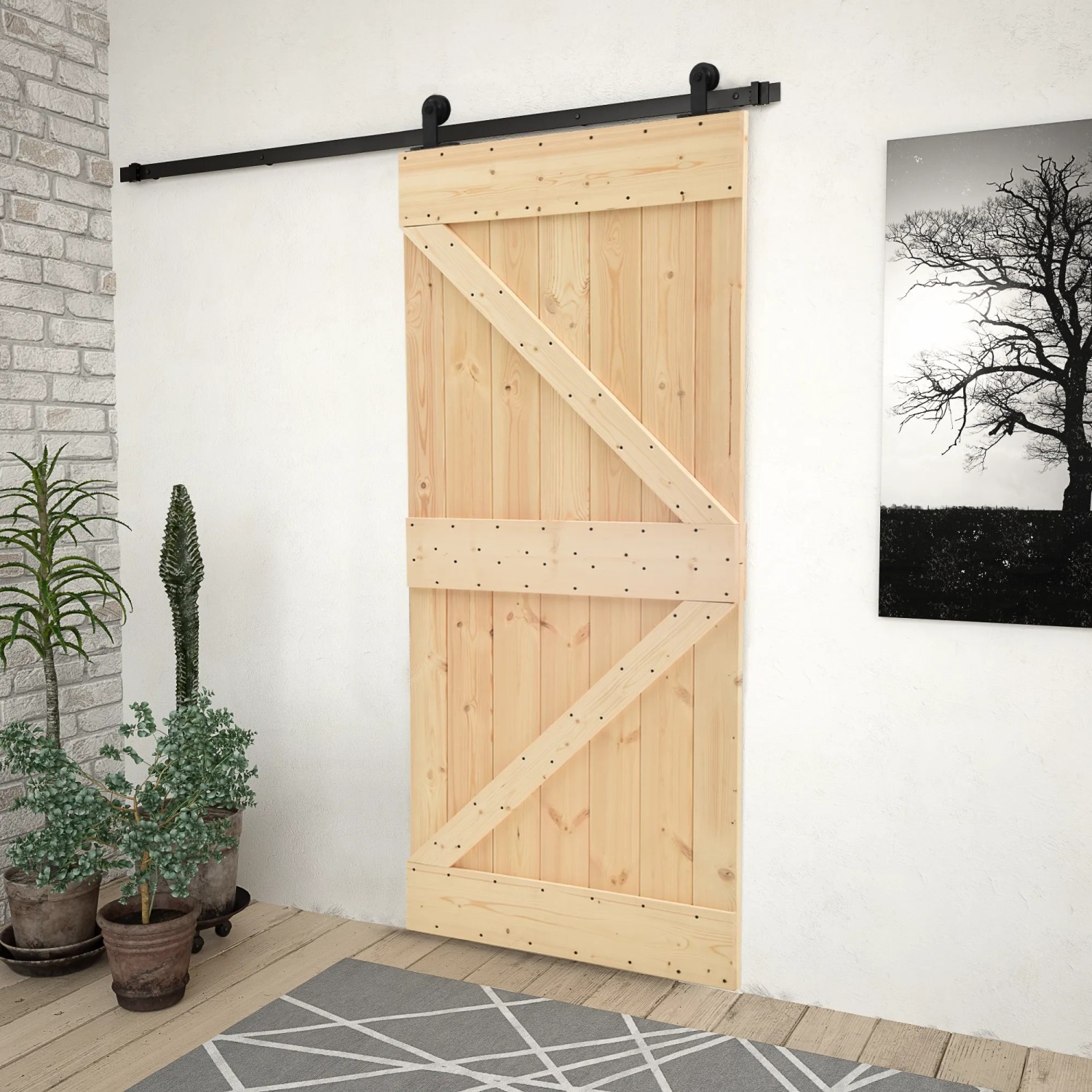 Schiebetür aus hellem Kiefernholz mit schwarzer Laufschiene in modernem Interieur. Platzsparende Barn-Door-Optik.