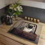 Banjado Glas Herdabdeckplatte mit Mops Motiv im Koffer, 60x52cm. Auch als Schneidebrett nutzbar.