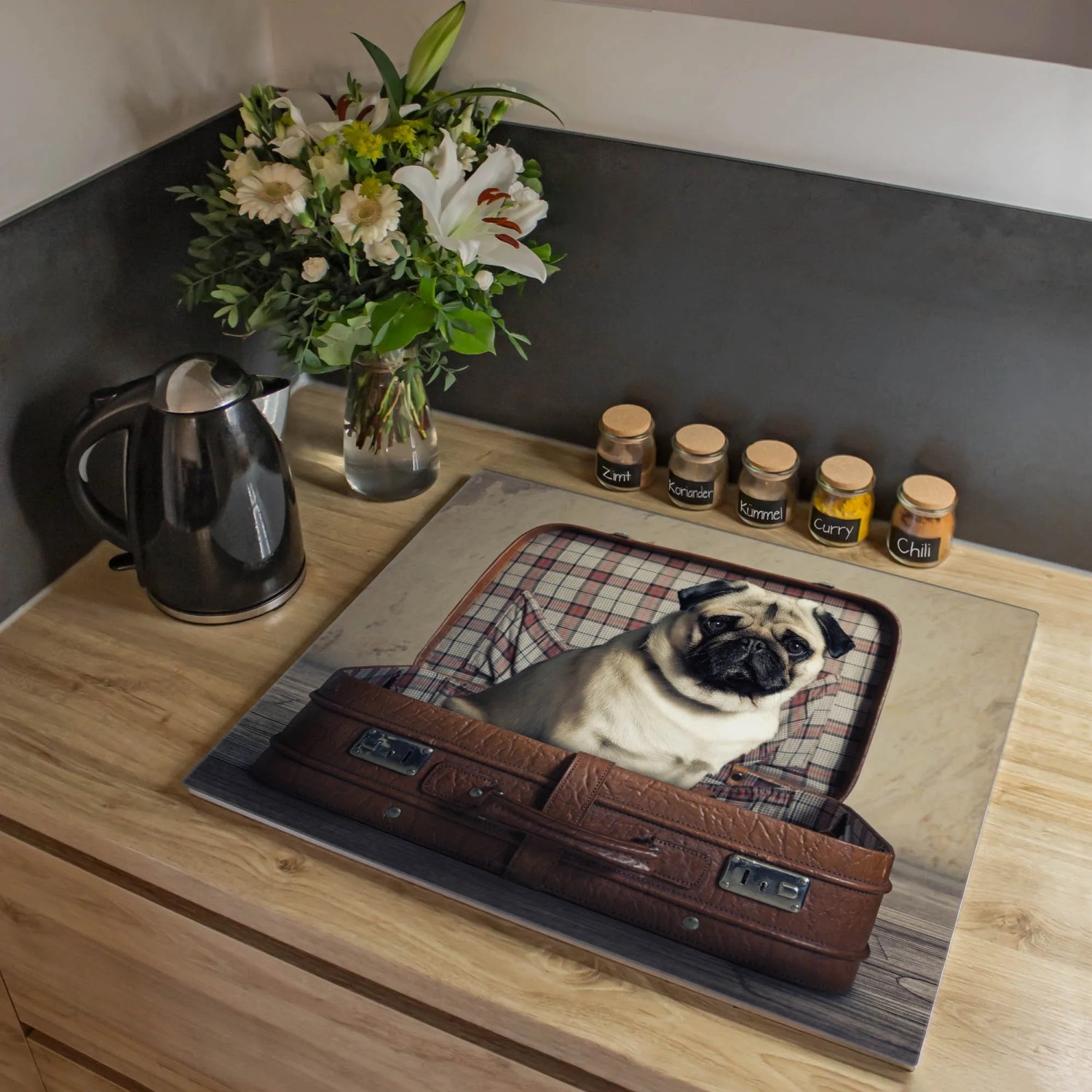 Banjado Glas Herdabdeckplatte mit Mops Motiv im Koffer, 60x52cm. Auch als Schneidebrett nutzbar.