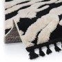 Schwarz-weißer Flair Rugs Hochflorteppich Esra Zebra mit weichem, zotteligem Flor und Fransen.