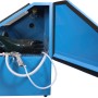 Offene, blaue Güde Sandstrahlkabine GSK 110 mit Handschuh und Pistole.