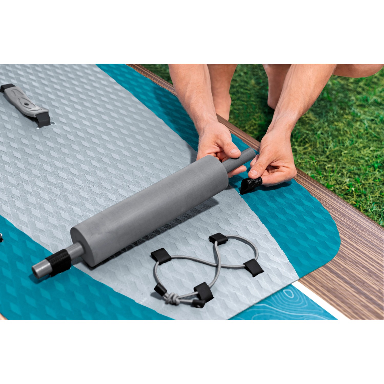 Detailaufnahme: Bestway Glider Elite SUP Board mit Pumpe und elastischem Band.