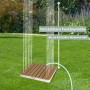 Eckige holz4home Gartendusche mit WPC-Belag und Wasserfontänen im Garten.