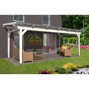 Freistehende, weiße Skan Holz Terrassenüberdachung Sanremo aus Leimholz mit Sitzgruppe im Garten.